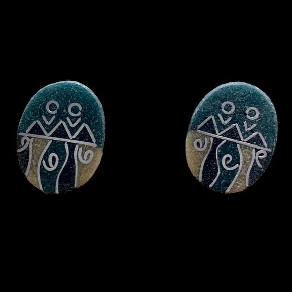 Vintage Unique Symbol or People Oval Pierced Earrings Women’s Jewelry Indian - Picture 2 of 4